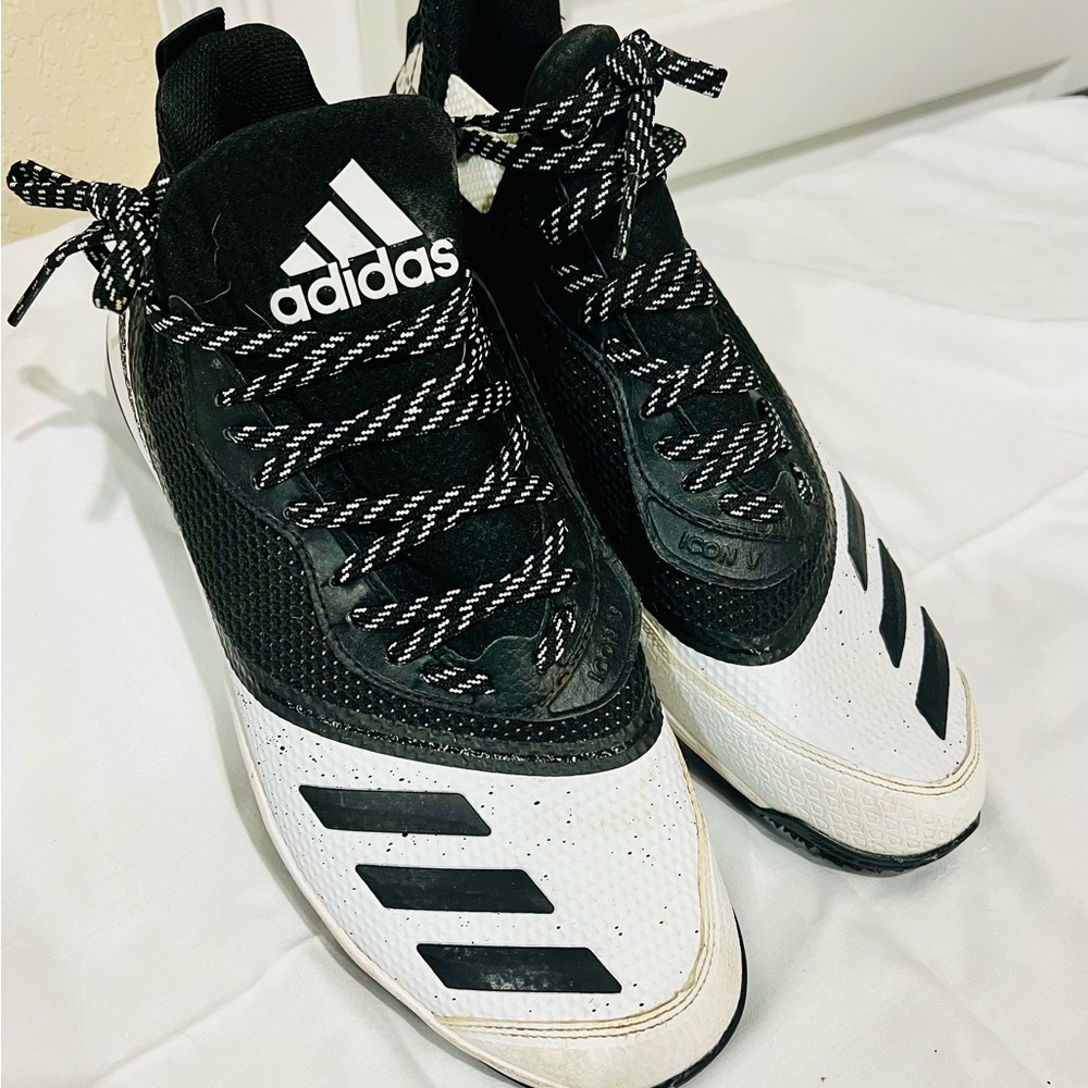 Men’s Adidas Icon V Metal Baseball Cleats
White/Black/Silver  Size 12